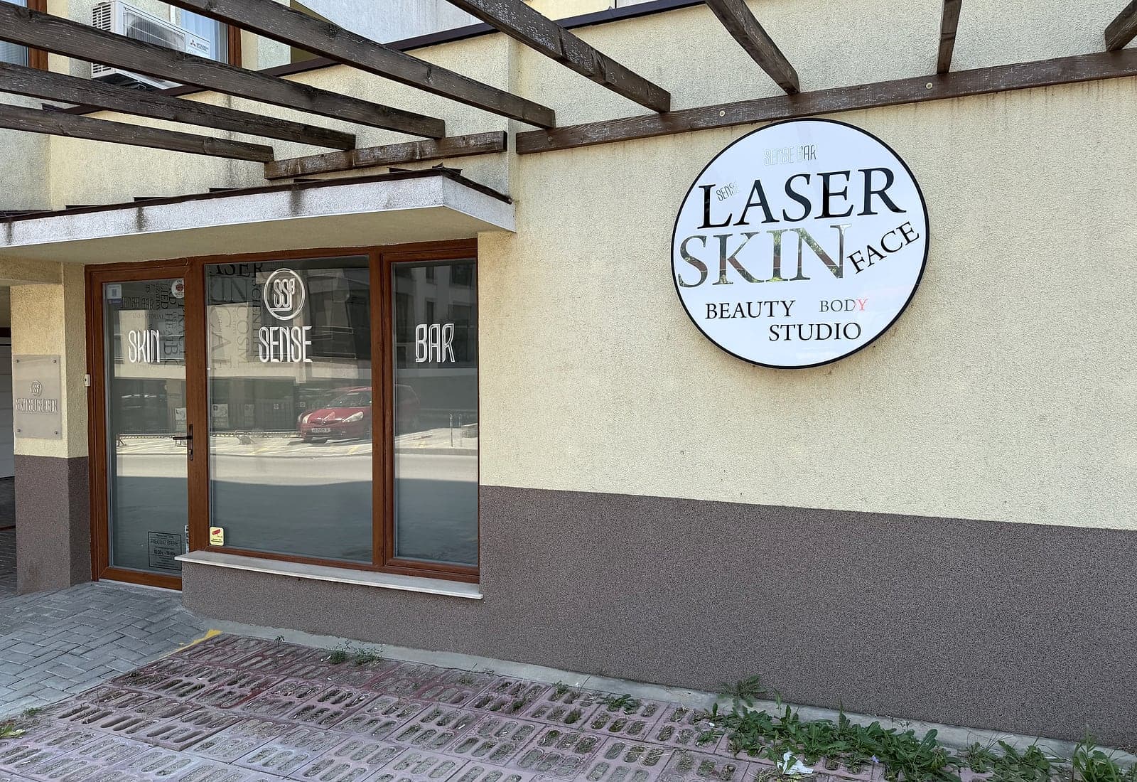 Входът и табелата на Skin Sense Bar